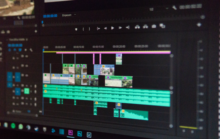 Videoproduktion Schnittansicht in einem Videobearbeitungsprogramm mit mehreren Clips und Änderungen.